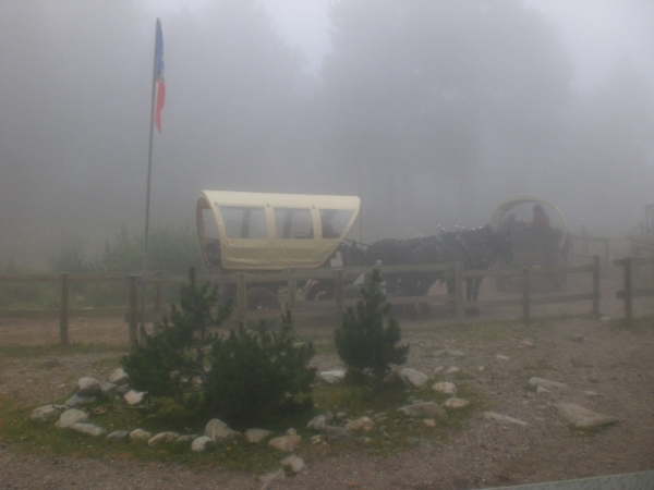 Planwagen vor dem Refuge des Cortalets im Nebel