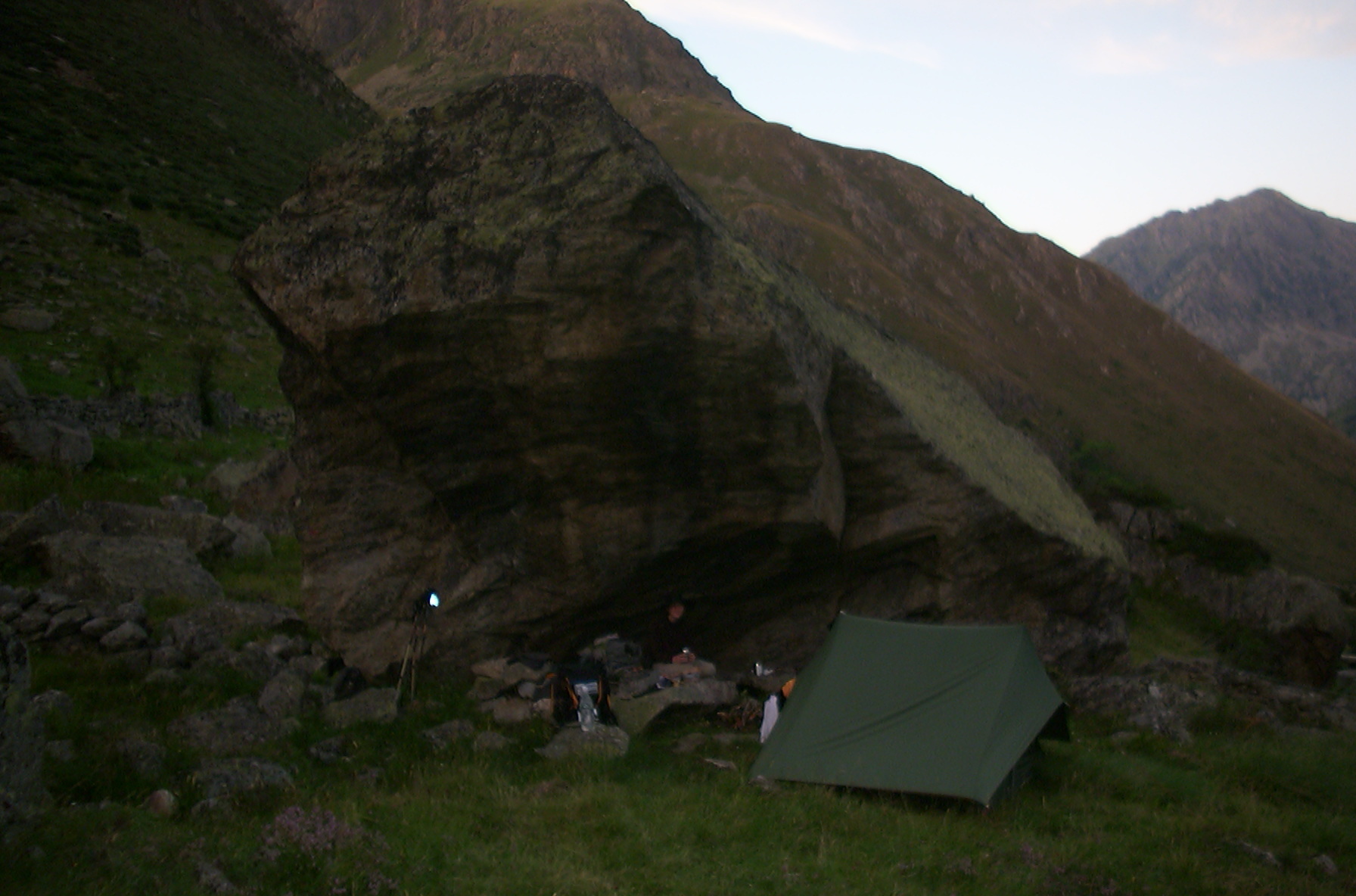 Zelten unter einem Felsen