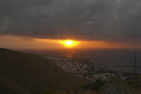 Sonnenaufgang über San Sebastian auf La Gomera