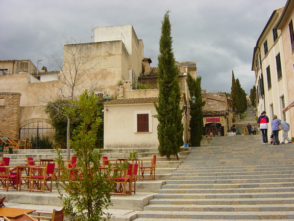 Marktplatz von Pollensa, Blick auf die Kirche am Ende der langen Treppe