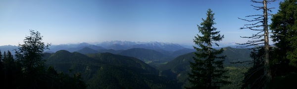Blick auf das Karwendel, rechts der Wetterstein und die Zugspitze
